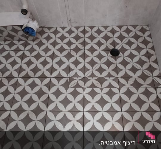ריצוף חדש עם דוגמה גיאומטרית, צינור חשוף